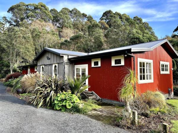 Na fotografii je vidět objekt Oakura Pond Cottage - A unique kiwi holiday Bach nacházející se ve městě Oakura.