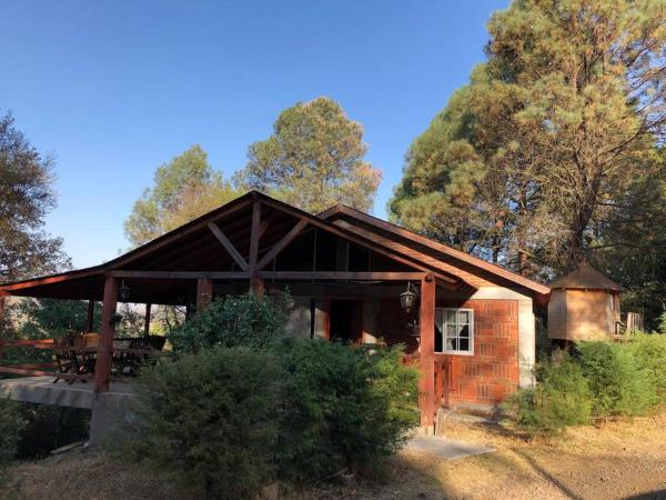 На фото показан объект Hermosa Cabaña en bosque muy cerca Patzcuaro, расположенный в городе Chapultepec.