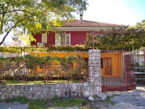 A la foto es mostra l'objecte Ananda situat a la ciutat de Trebinje.