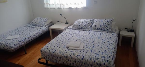 На фото показан объект Quarto privado 1, расположенный в городе Famões.
