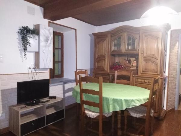 A la foto es mostra l'objecte Maison des 2 Grottes situat a la ciutat de Couret.