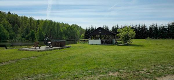 A la foto es mostra l'objecte Ruda Rzeczka - domek letniskowy nad stawem z balią i wiatą situat a la ciutat de Wólka.