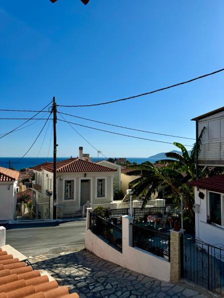 The photo shows the Onar Seaview Apartment in Pythagorio located in the city of Pythagoreio.
