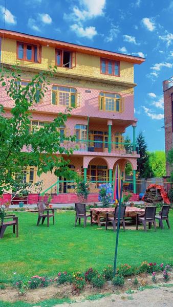 A la foto es mostra l'objecte shahin heritage and homestays situat a la ciutat de Srinagar.