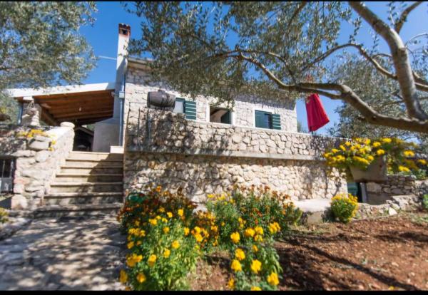 På billedet ses objektet Robizonska kuća Jure beliggende i byen Pašman.