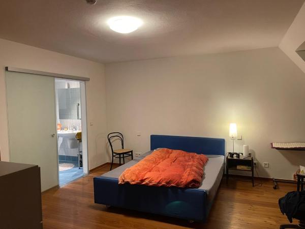 Στη φωτογραφία φαίνεται το αντικείμενο Kleinmachnow Schlafzimmer mit eigenem Bad που βρίσκεται στην πόλη Stahnsdorf.