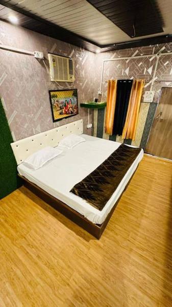 Auf dem Foto ist das Objekt TPD JP Whitehouse home stay Near Shri Ram Mandir in der Stadt Ayodhya zu sehen.