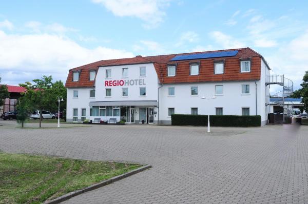 Na zdjęciu widoczny jest obiekt REGIOHOTEL Salzland Schönebeck położony w mieście Frohse.