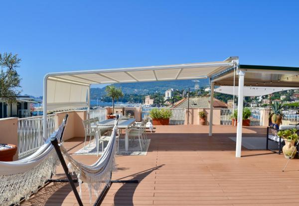 Nella foto è visibile l'oggetto Ca' Muna - Sea View Penthouse, Private Rooftop, Walking to the Beach situato nella città di Rapallo.