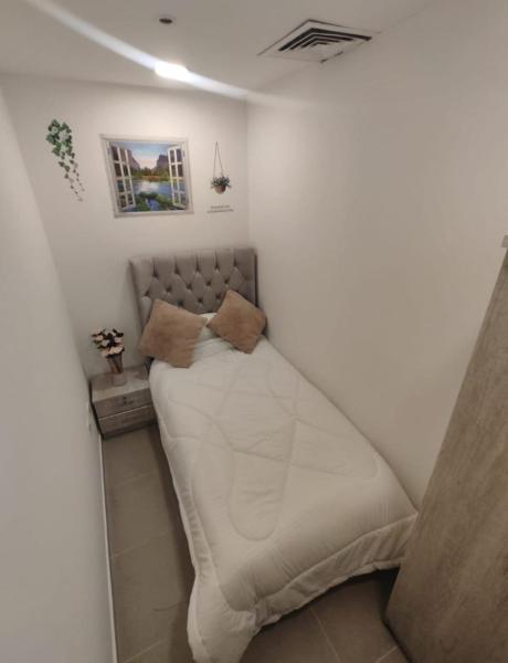 Στη φωτογραφία φαίνεται το αντικείμενο Cozy single bed partition που βρίσκεται στην πόλη Αϊμάν.