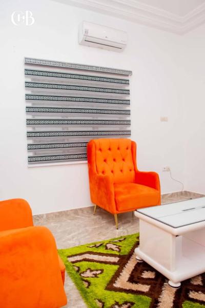 照片显示了位于Tokpa市的Complexe CHB, Appartements meublés une chambre salon物件。