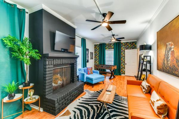 Colorful Baton Rouge Home: Deck, Grill & Fire Pit - Baton Rouge, LA