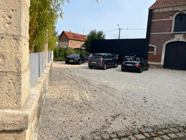 Na fotografii je vidět objekt La Villa Marci Dufresne nacházející se ve městě Suzy.
