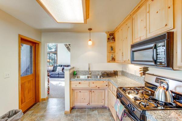 Kuva 2: Deck with Mountain Views Cabin in Bear Valley!