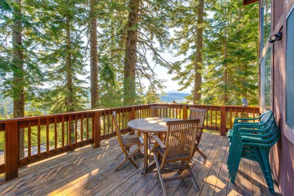 Kuva 3: Deck with Mountain Views Cabin in Bear Valley!