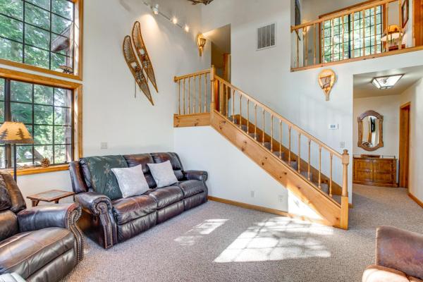 Kuva 4: Deck with Mountain Views Cabin in Bear Valley!