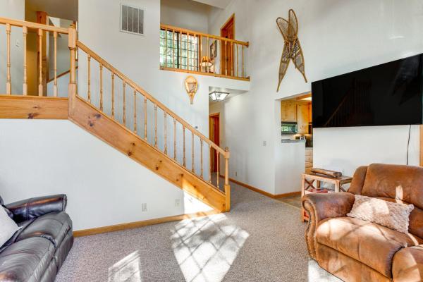 Kuva 5: Deck with Mountain Views Cabin in Bear Valley!