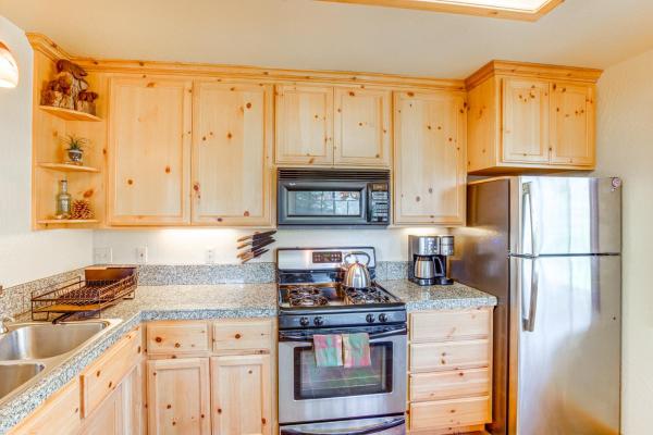 Kuva 7: Deck with Mountain Views Cabin in Bear Valley!