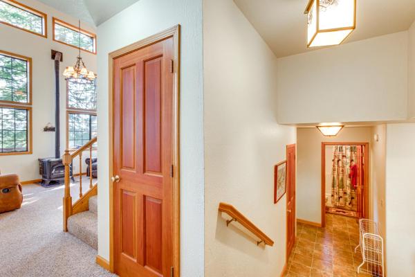 Kuva 9: Deck with Mountain Views Cabin in Bear Valley!