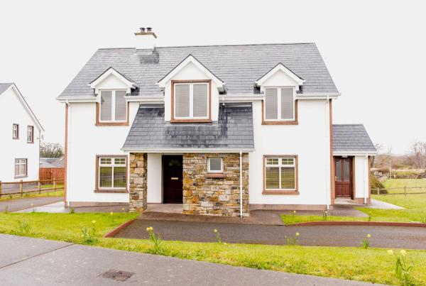 Duncarbury Heights - 4 Bedroom Detached House - Bundoran