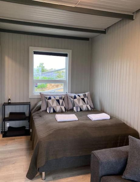 På billedet ses objektet Bright cabin close to RVK with a Hot Tub beliggende i byen Mosfellsbær.