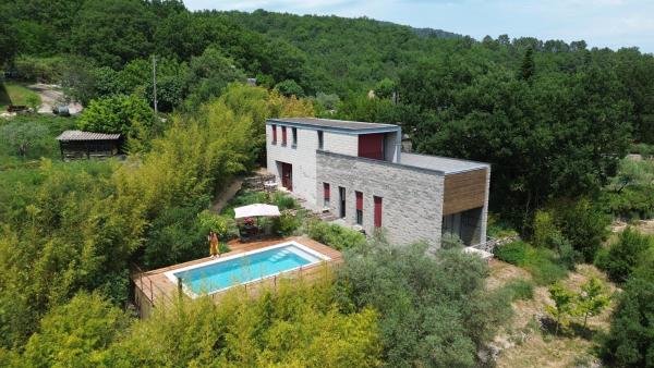 A la foto es mostra l'objecte La Maison des Chataigniers situat a la ciutat de Robiac.