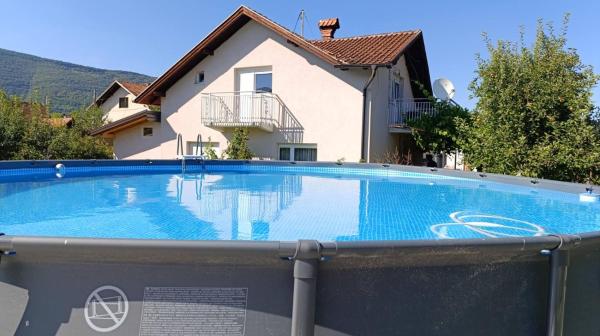 Na fotografii je vidět objekt OZIM oaza zelenila i mira nacházející se ve městě Brdo.