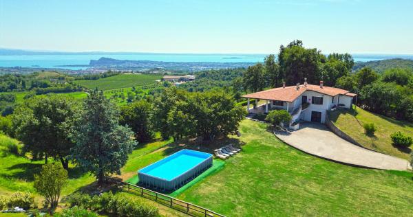 Na fotografii je vidět objekt Villa Anna Miralago nacházející se ve městě Castello.