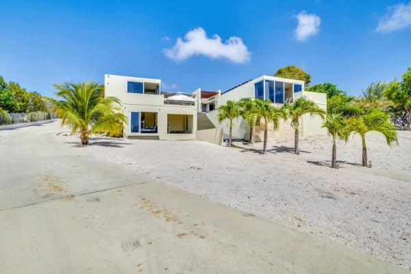 Villa Rowsu with Private Pool and Sea View, Kralendijk