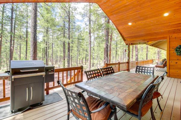 På billedet ses objektet Large Backyard and Playset Family Cabin in Pinetop! beliggende i byen Vernon.
