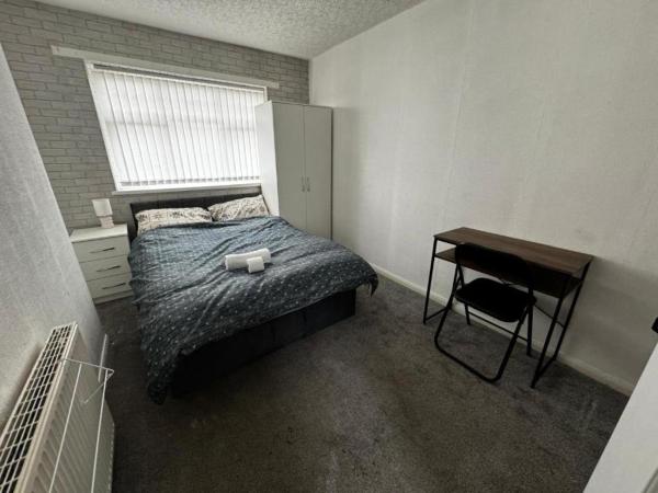 The photo shows the Double Room XXXX Manchester located in the city of Castleton.