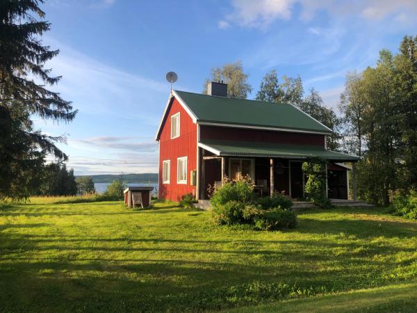 Na fotografii je vidět objekt Lapplands lilla Gästhuset med båtuthyrning - Lapplands kleines Gästehaus mit Bootsverleih nacházející se ve městě Stensele.
