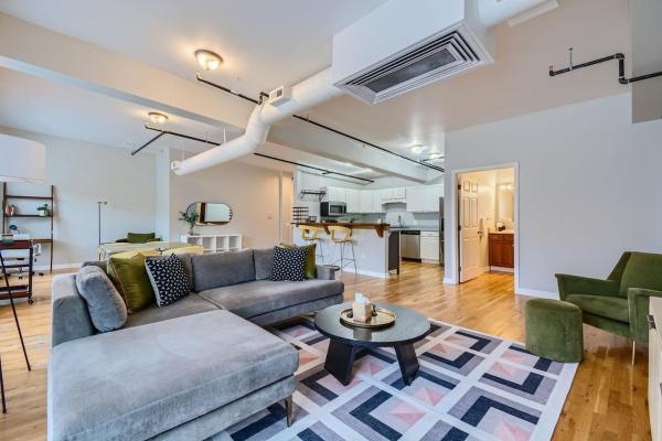A la foto es mostra l'objecte Retro Revival 1BR Loft Remote Work 30 Day situat a la ciutat de Denver.