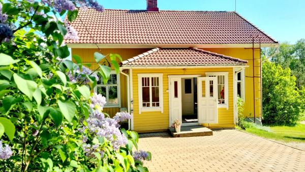 Op de foto is het object Villa and cottage by the sea te zien, gelegen in de stad Söderby.