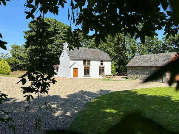 På billedet ses objektet 7 Person home With HOT TUB beliggende i byen Oulart.