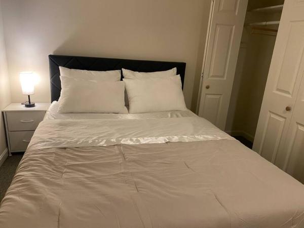 Na zdjęciu widoczny jest obiekt 2 beds, 1 sofa-bed, Free parking, Private, near DC położony w mieście Silver Spring.