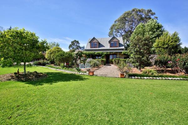 The photo shows the Berry Beach Holiday Cottage located in the city of Broughton Village.