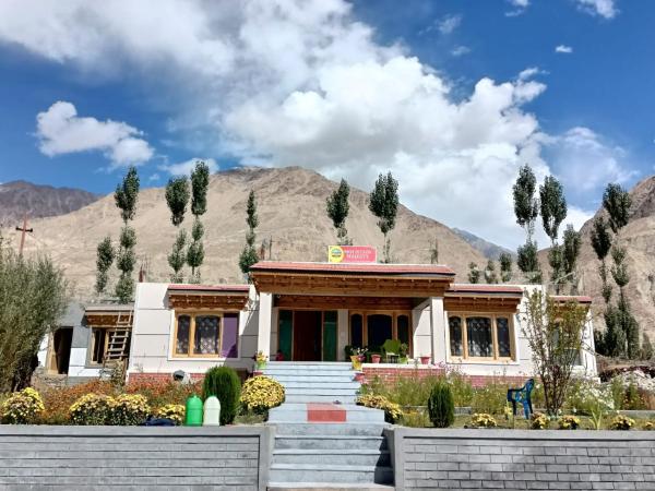På bilden syns objektet Mountain majesty guest house Ladakh by LexStays som ligger i staden Pānāmik.