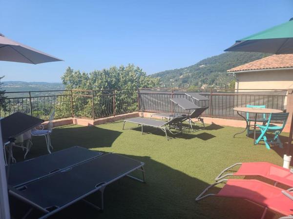 A la foto es mostra l'objecte de 1 à 6 avec terrasse solarium, vue panoramique et parking gratuit situat a la ciutat de Grasse.