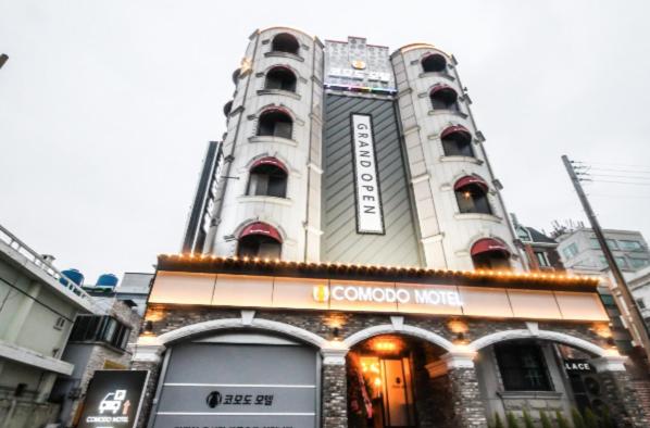 A la foto es mostra l'objecte Samcheonpo Comodo motel situat a la ciutat de Sacheon.