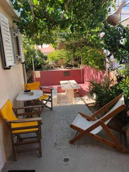 A la foto es mostra l'objecte Elol stone house situat a la ciutat de Arménoi.