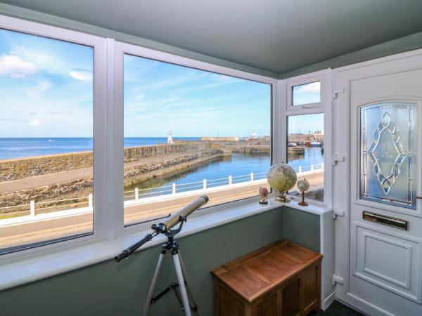 Na fotografii je vidět objekt West Pier Cottage nacházející se ve městě Macduff.