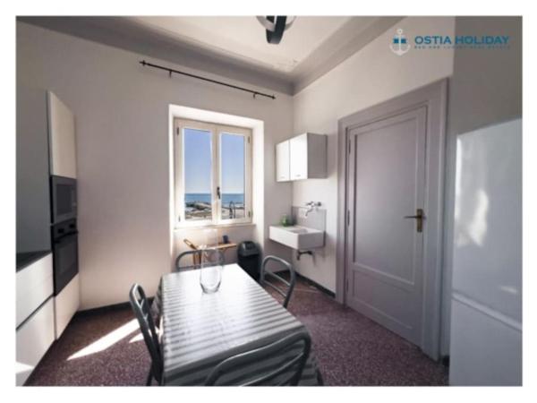 A la foto es mostra l'objecte Al pontile 2 situat a la ciutat de Lido di Ostia.