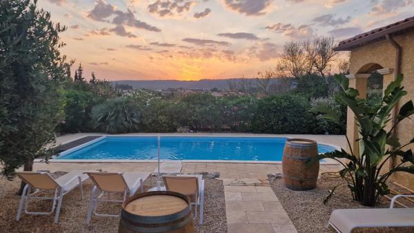 A la foto es mostra l'objecte Villa Les amandiers avec piscine situat a la ciutat de Coustouge.