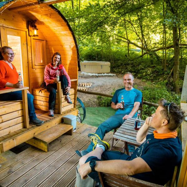 Op de foto is het object Fasshotel Westernwagen, beheizt 2-3 Personen te zien, gelegen in de stad Plech.