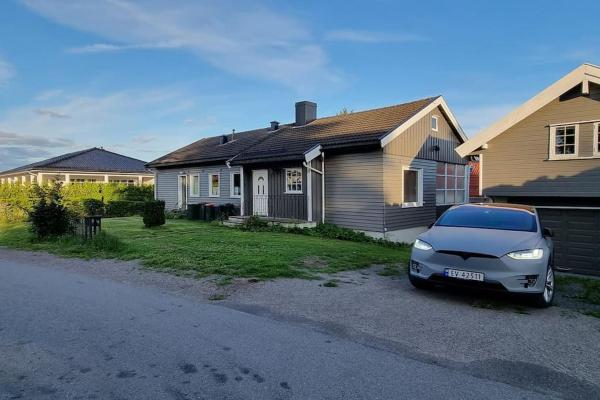 På bildet vises objektet Persvei 10 som ligger i byen Tønsberg.