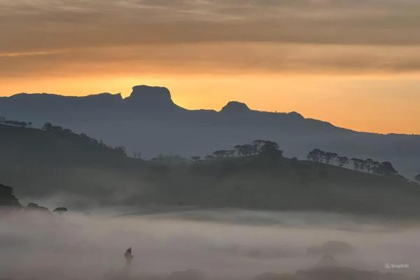 Auf dem Foto ist das Objekt Hidromassagem, Varanda e Vista Pedra do baú in der Stadt Gonçalves zu sehen.