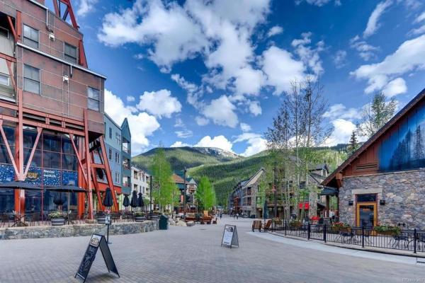 A la foto es mostra l'objecte Luxury 1 Bedroom Mountain Condo In River Run Village With Expansive Mountain Views And Walking Distance To Ski Slopes situat a la ciutat de Keystone.