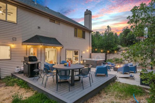 På bildet vises objektet Zion Plush Family Escape HotTub, Games, Sleeps 14 som ligger i byen Glendale.