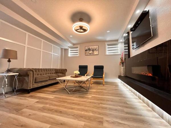A la foto es mostra l'objecte Modern Luxurious Suite with Separate Side-entry situat a la ciutat de Edmonton.